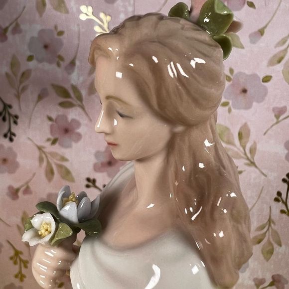 Avon Kathleen”A SPRING STROLL” Beauty Porcelain Figurine Moments & Memories 2002 - Picture 12 of 14